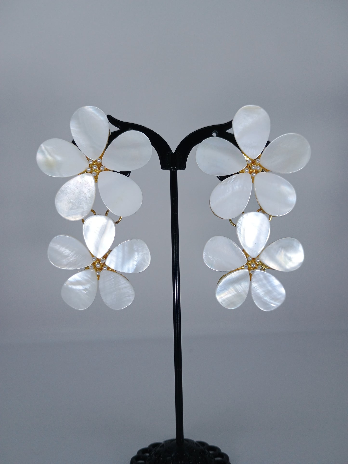 ORECCHINI FIORE MADREPERLA